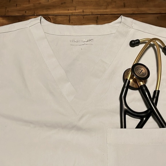 💊 MANDALA SCRUB TOP Men’s L, sky grey silver, antimictobial, comfy functional - Picture 2 of 5